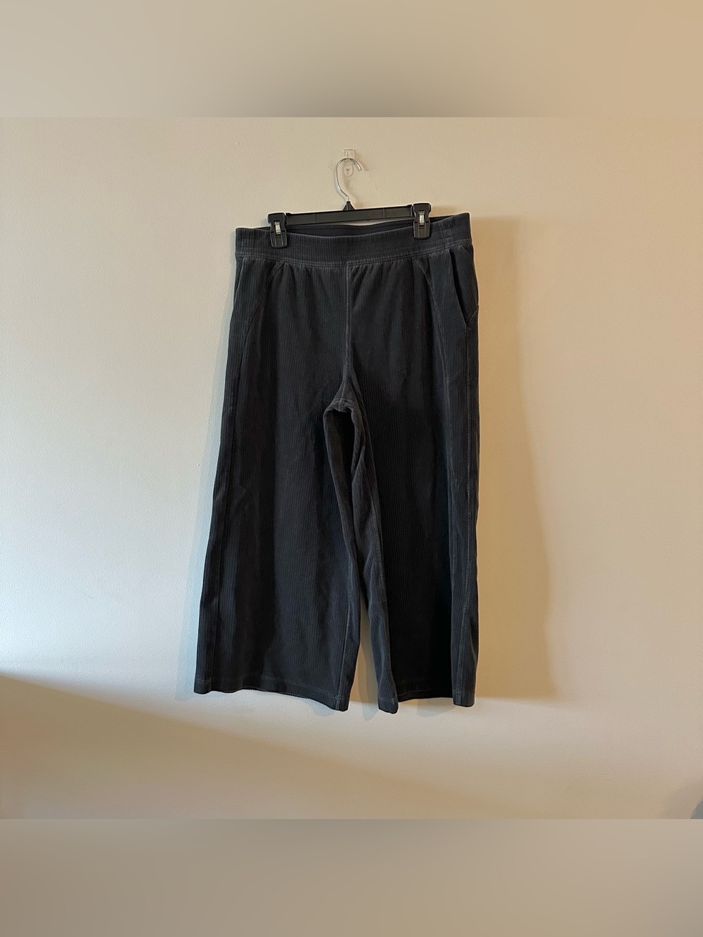 Lululemon Scuba Mid Rise Wide Leg Crop Velvet Corduroy Black 12 Lounge

Good use